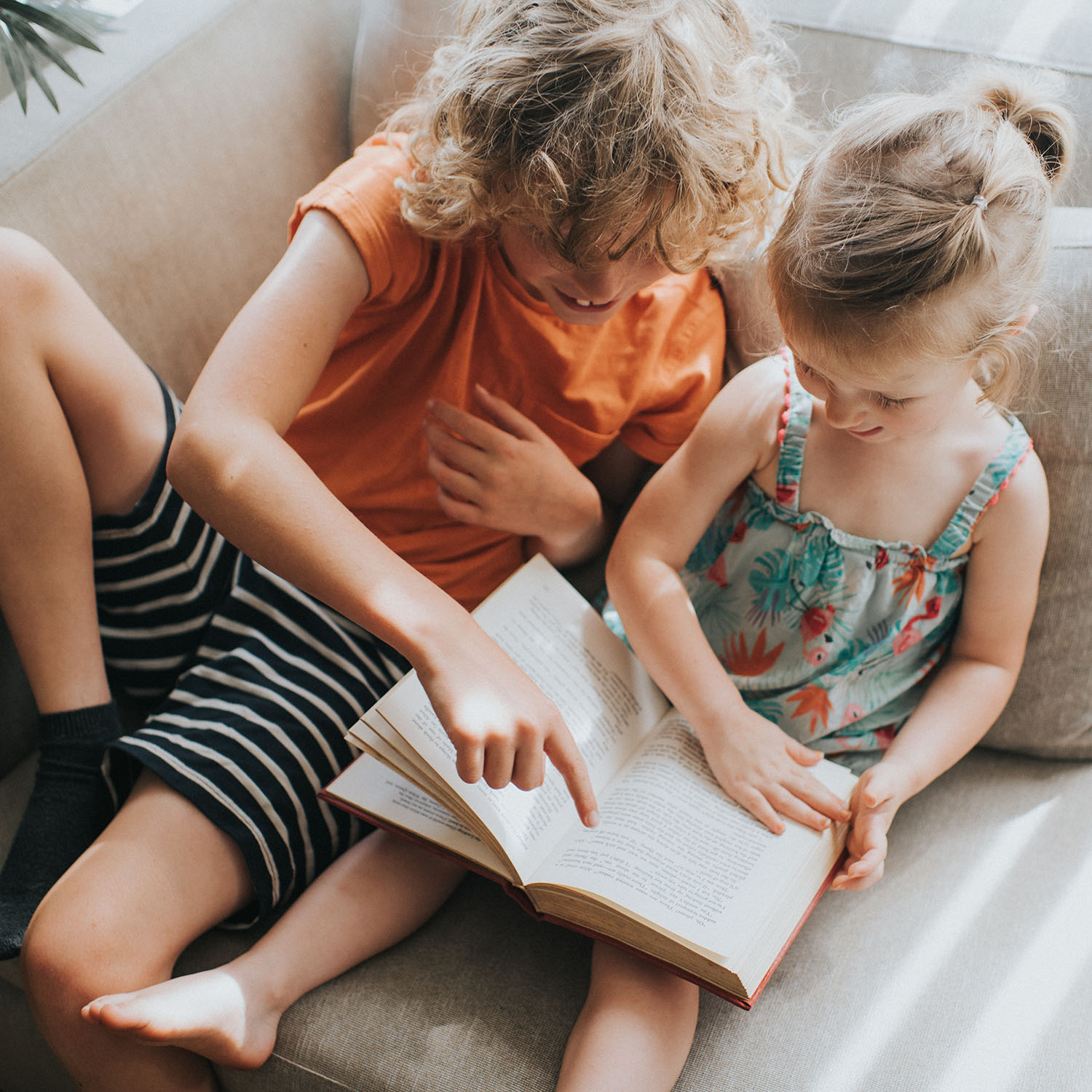 Zwei Kinder lesen zusammen in einem Buch